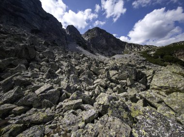 Bulgaristan 'ın Yakoruda Gölleri yakınlarındaki Rila Dağı' nın İnanılmaz Yaz Manzarası