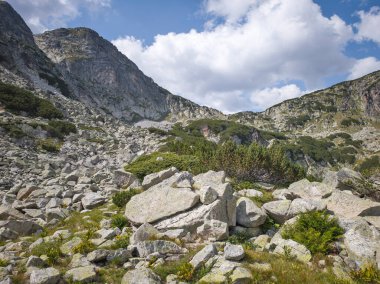 Bulgaristan 'ın Yakoruda Gölleri yakınlarındaki Rila Dağı' nın İnanılmaz Yaz Manzarası
