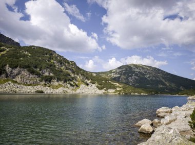 Bulgaristan 'ın Yakoruda Gölleri yakınlarındaki Rila Dağı' nın İnanılmaz Yaz Manzarası