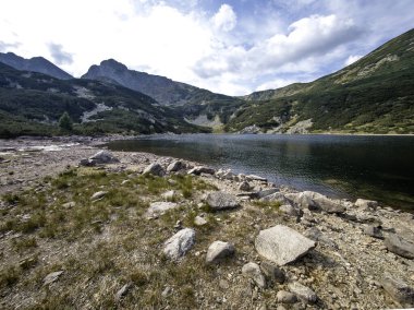 Bulgaristan 'ın Yakoruda Gölleri yakınlarındaki Rila Dağı' nın İnanılmaz Yaz Manzarası