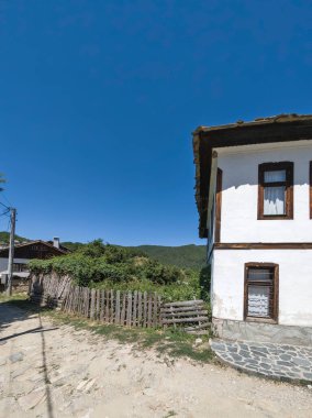 Bulgaristan 'ın Blagoevgrad bölgesindeki Otantik 19. yüzyıl evleriyle Dolen Köyü manzarası