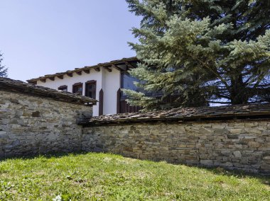 Bulgaristan 'ın Blagoevgrad bölgesindeki Otantik 19. yüzyıl evleriyle Dolen Köyü manzarası