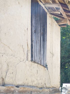 Bulgaristan 'ın Blagoevgrad bölgesindeki Otantik 19. yüzyıl evleriyle Dolen Köyü manzarası