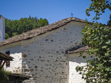 Bulgaristan 'ın Blagoevgrad bölgesindeki Otantik 19. yüzyıl evleriyle Dolen Köyü manzarası