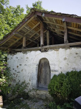 Bulgaristan 'ın Blagoevgrad bölgesindeki Otantik 19. yüzyıl evleriyle Dolen Köyü manzarası