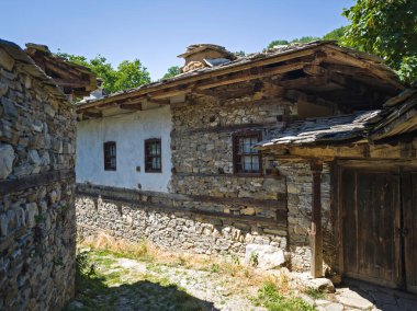 Bulgaristan 'ın Blagoevgrad bölgesindeki Otantik 19. yüzyıl evleriyle Dolen Köyü manzarası