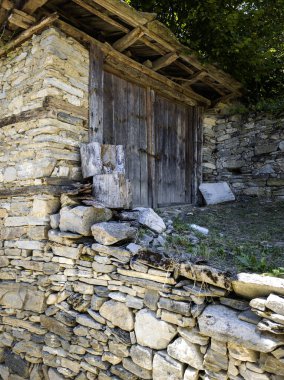 Bulgaristan 'ın Blagoevgrad bölgesindeki Otantik 19. yüzyıl evleriyle Dolen Köyü manzarası
