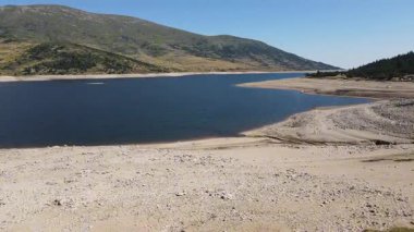 Belmeken Barajı 'nın şaşırtıcı hava manzarası, Rila dağı, Bulgaristan