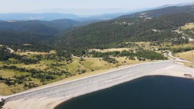 Belmeken Barajı 'nın şaşırtıcı hava manzarası, Rila dağı, Bulgaristan