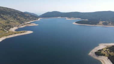 Belmeken Barajı 'nın şaşırtıcı hava manzarası, Rila dağı, Bulgaristan