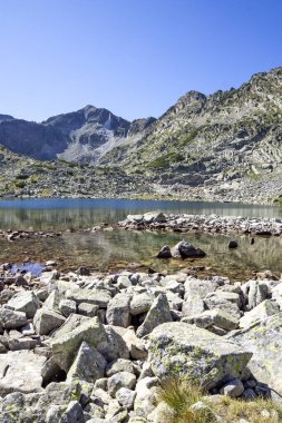 Musalenski göllerinin muhteşem yaz manzarası, Rila dağı, Bulgaristan