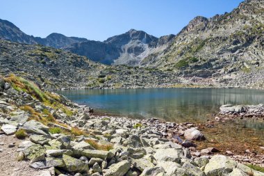 Musalenski göllerinin muhteşem yaz manzarası, Rila dağı, Bulgaristan