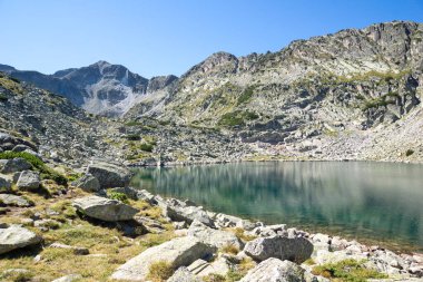 Musalenski göllerinin muhteşem yaz manzarası, Rila dağı, Bulgaristan