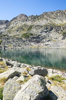 Musalenski göllerinin muhteşem yaz manzarası, Rila dağı, Bulgaristan