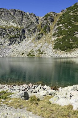 Musalenski göllerinin muhteşem yaz manzarası, Rila dağı, Bulgaristan