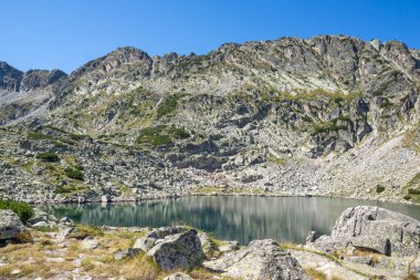 Musalenski göllerinin muhteşem yaz manzarası, Rila dağı, Bulgaristan