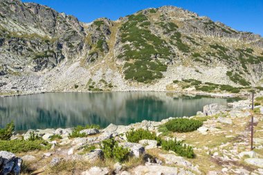 Musalenski göllerinin muhteşem yaz manzarası, Rila dağı, Bulgaristan
