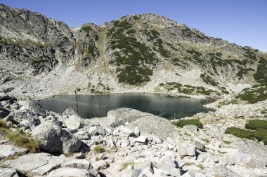 Musalenski göllerinin muhteşem yaz manzarası, Rila dağı, Bulgaristan