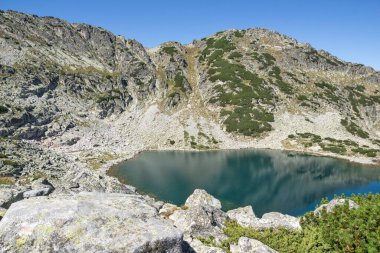Musalenski göllerinin muhteşem yaz manzarası, Rila dağı, Bulgaristan