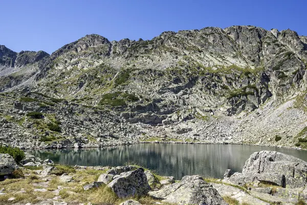 Musalenski göllerinin muhteşem yaz manzarası, Rila dağı, Bulgaristan