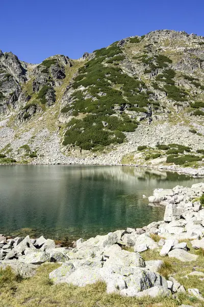 Musalenski göllerinin muhteşem yaz manzarası, Rila dağı, Bulgaristan