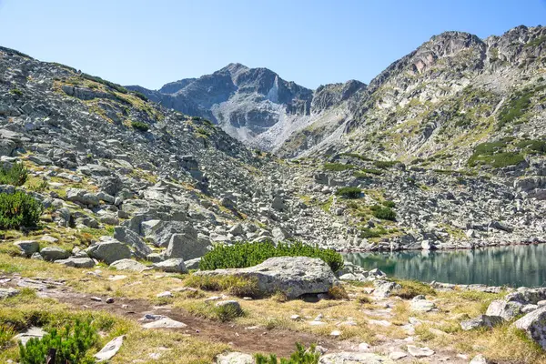 Musalenski göllerinin muhteşem yaz manzarası, Rila dağı, Bulgaristan