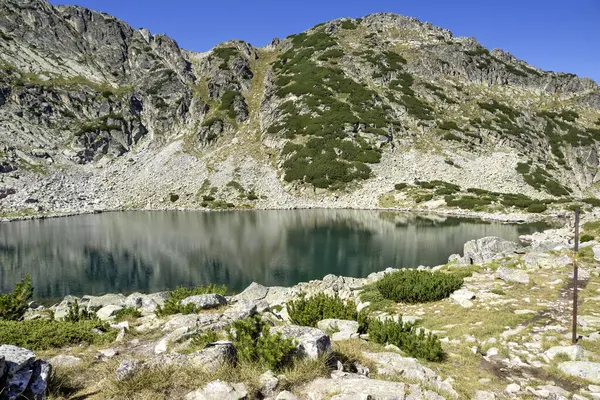 Musalenski göllerinin muhteşem yaz manzarası, Rila dağı, Bulgaristan