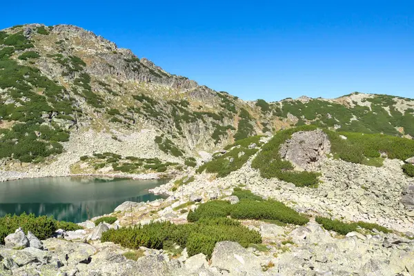 Musalenski göllerinin muhteşem yaz manzarası, Rila dağı, Bulgaristan