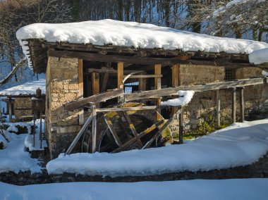 Bulgaristan 'ın Gabrovo kenti yakınlarındaki Etnoğrafya Köyü' nün (Etara) kış manzarası