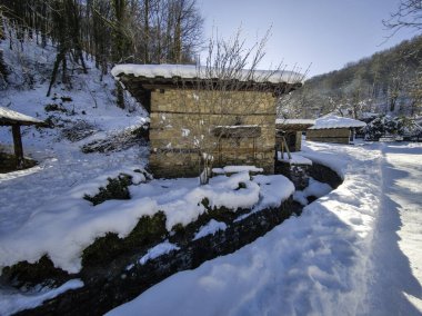 Bulgaristan 'ın Gabrovo kenti yakınlarındaki Etnoğrafya Köyü' nün (Etara) kış manzarası
