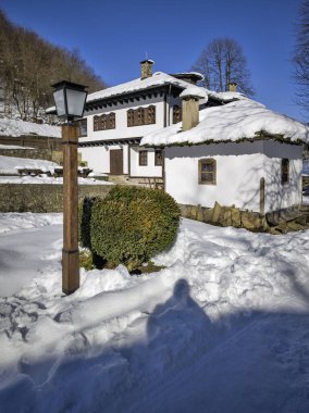 Bulgaristan 'ın Gabrovo kenti yakınlarındaki Etnoğrafya Köyü' nün (Etara) kış manzarası