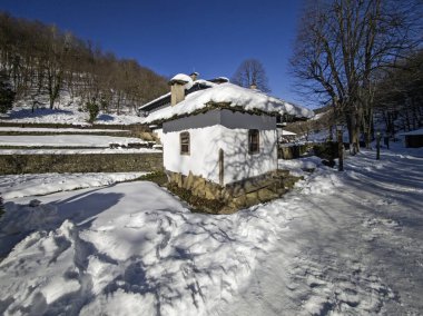Bulgaristan 'ın Gabrovo kenti yakınlarındaki Etnoğrafya Köyü' nün (Etara) kış manzarası