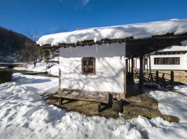 Bulgaristan 'ın Gabrovo kenti yakınlarındaki Etnoğrafya Köyü' nün (Etara) kış manzarası