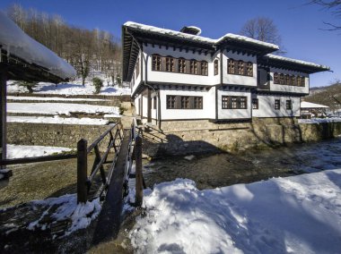 Bulgaristan 'ın Gabrovo kenti yakınlarındaki Etnoğrafya Köyü' nün (Etara) kış manzarası