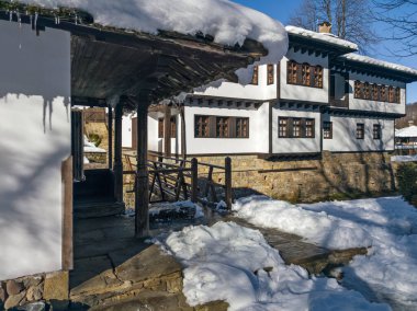 Bulgaristan 'ın Gabrovo kenti yakınlarındaki Etnoğrafya Köyü' nün (Etara) kış manzarası