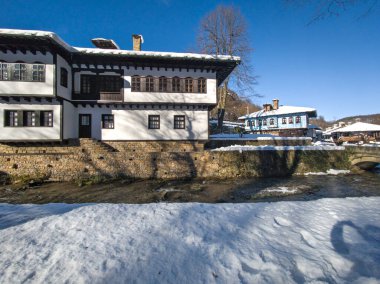 Bulgaristan 'ın Gabrovo kenti yakınlarındaki Etnoğrafya Köyü' nün (Etara) kış manzarası