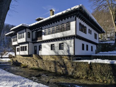 Bulgaristan 'ın Gabrovo kenti yakınlarındaki Etnoğrafya Köyü' nün (Etara) kış manzarası