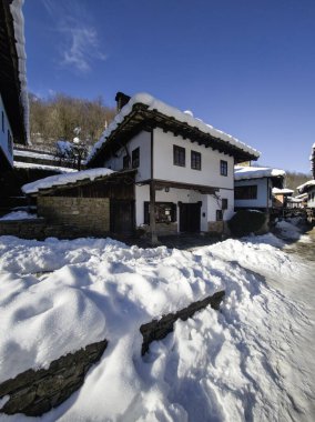 Bulgaristan 'ın Gabrovo kenti yakınlarındaki Etnoğrafya Köyü' nün (Etara) kış manzarası