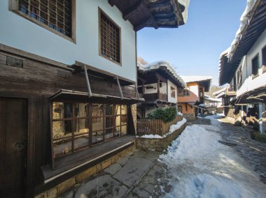 Bulgaristan 'ın Gabrovo kenti yakınlarındaki Etnoğrafya Köyü' nün (Etara) kış manzarası