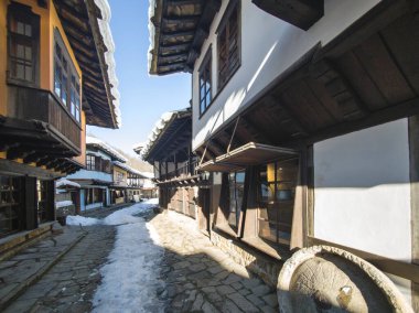 Bulgaristan 'ın Gabrovo kenti yakınlarındaki Etnoğrafya Köyü' nün (Etara) kış manzarası