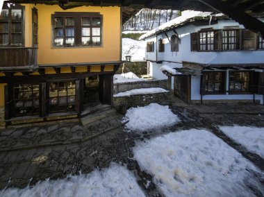 Bulgaristan 'ın Gabrovo kenti yakınlarındaki Etnoğrafya Köyü' nün (Etara) kış manzarası