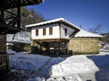 Bulgaristan 'ın Gabrovo kenti yakınlarındaki Etnoğrafya Köyü' nün (Etara) kış manzarası