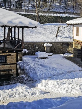 Bulgaristan 'ın Gabrovo kenti yakınlarındaki Etnoğrafya Köyü' nün (Etara) kış manzarası