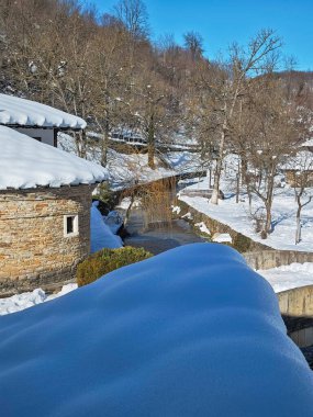 Bulgaristan 'ın Gabrovo kenti yakınlarındaki Etnoğrafya Köyü' nün (Etara) kış manzarası