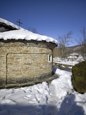 Bulgaristan 'ın Gabrovo kenti yakınlarındaki Etnoğrafya Köyü' nün (Etara) kış manzarası