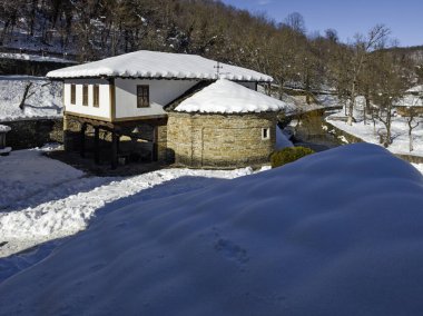 Bulgaristan 'ın Gabrovo kenti yakınlarındaki Etnoğrafya Köyü' nün (Etara) kış manzarası