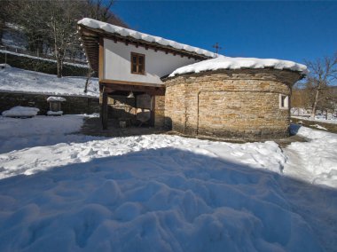 Bulgaristan 'ın Gabrovo kenti yakınlarındaki Etnoğrafya Köyü' nün (Etara) kış manzarası