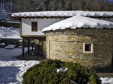 Bulgaristan 'ın Gabrovo kenti yakınlarındaki Etnoğrafya Köyü' nün (Etara) kış manzarası