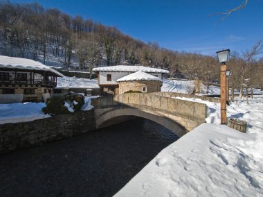 Bulgaristan 'ın Gabrovo kenti yakınlarındaki Etnoğrafya Köyü' nün (Etara) kış manzarası