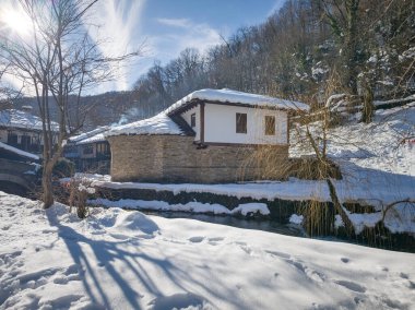 Bulgaristan 'ın Gabrovo kenti yakınlarındaki Etnoğrafya Köyü' nün (Etara) kış manzarası